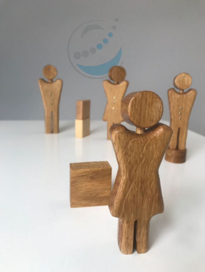 Systemische Therapie zeigt Perspektiven mit Hilfe von Holzfiguren